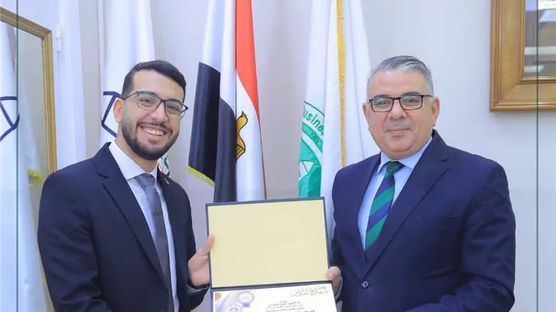 عميد تجارة عين شمس يتوّج أبطال مبادرة 
