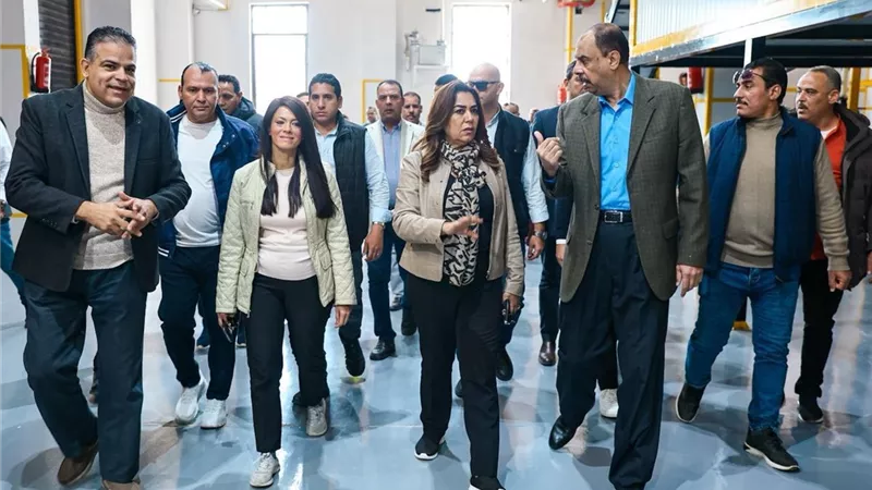 منال عوض تتفقد المنطقة الصناعية غرب جرجا وتزور مصنع «الكومبريسور»
