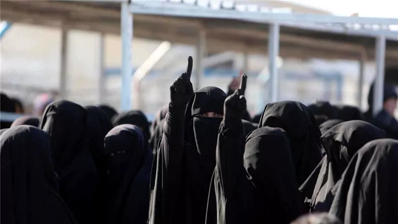 كارول سون فرنسية حوكمت بعشر سنوات بسبب انضمامها لتنظيم داعش