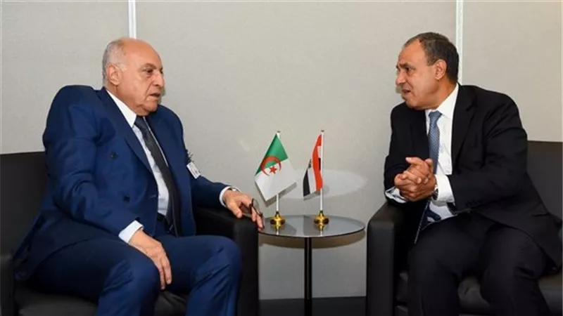وزير الخارجية ونظيره الجزائري يبحثان سبل تعزيز العلاقات الثنائية المتميزة 