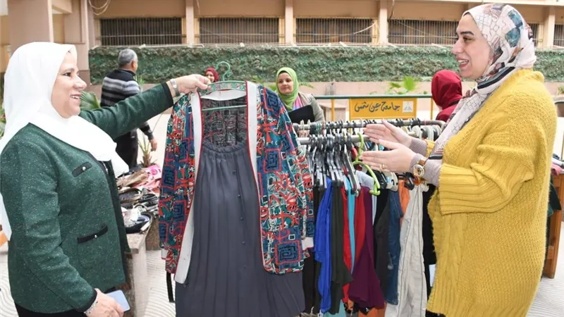 معرض خيرى للملابس بكلية العلوم للطلاب والعاملين جامعة عين شمس