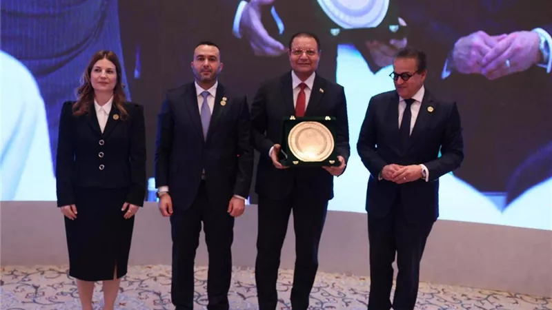 تكريم رئيس «الرقابة الصحية» بجائزة الطبيب العربي 2025