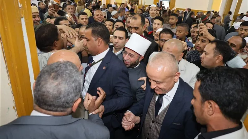 «سابوه بالعافية».. أهالي الأقصر يتجمعون حول وزير الأوقاف بعد صلاة الجمعة