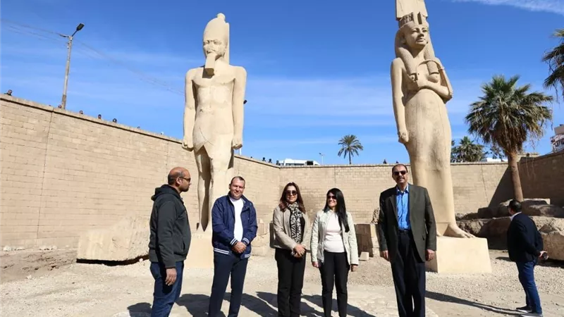 وزيرتا التخطيط والتنمية المحلية تتفقدان قرية النساجين بحي الكوثر بسوهاج