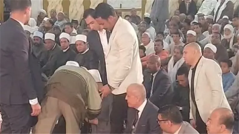 مصل يهدي مصحفا لوزير الأوقاف بالأقصر