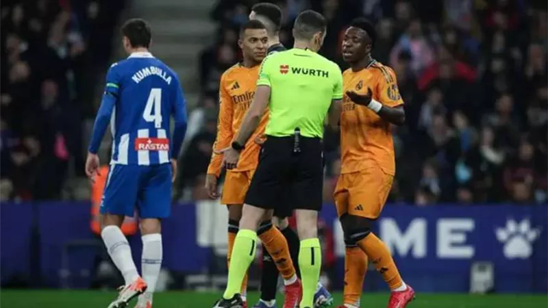 يحمل ذكرى سيئة لجماهير الملكي.. حكم مباراة ريال مدريد وإشبيلية