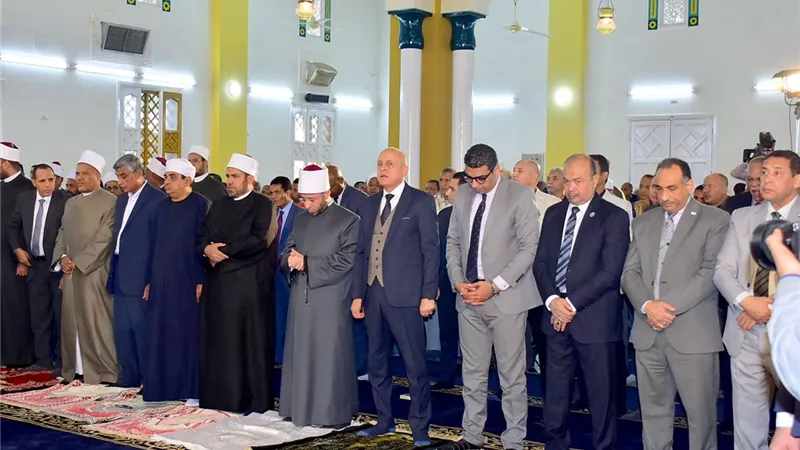عائلة الإمام الأكبر تشارك في صلاة الجمعة بجوار وزير الأوقاف بالأقصر 