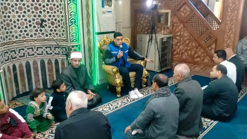 هل أبدأ بركعتي التحية أم السلام على الحاضرين؟ اعرف السنة في دخول المسجد