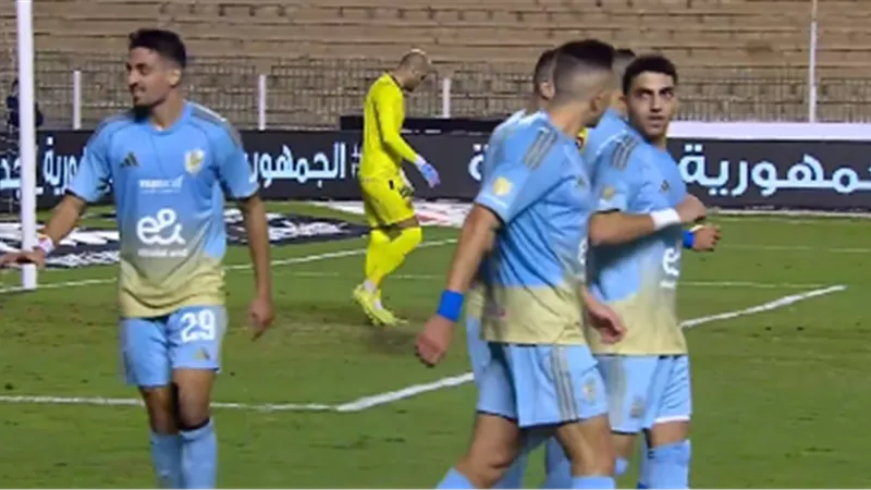 رأسية رائعة.. طاهر محمد طاهر يتقدم لـ الأهلي بالهدف الأول أمام سيراميكا