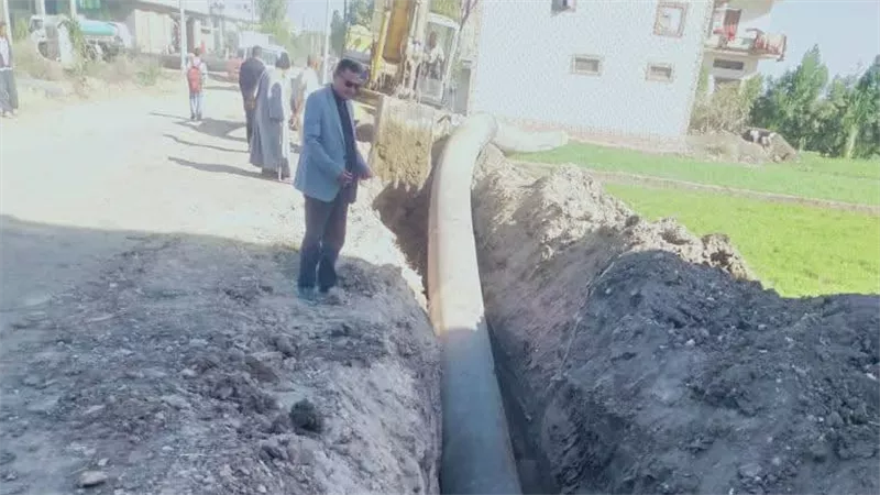 تنفيذ أعمال مد خط طرد محطة البساتين للصرف الصحي بقرية الإبعادية بالبحيرة