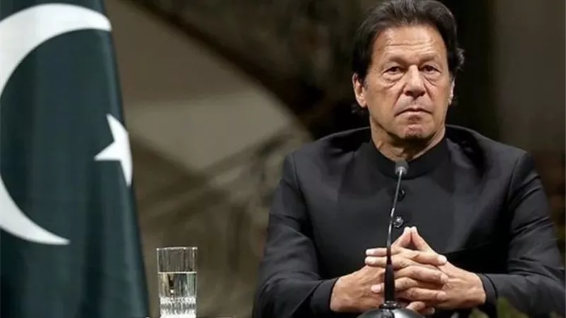 السجن 17 عامًا لرئيس وزراء باكستان السابق عمران خان وزوجته بقضية فساد