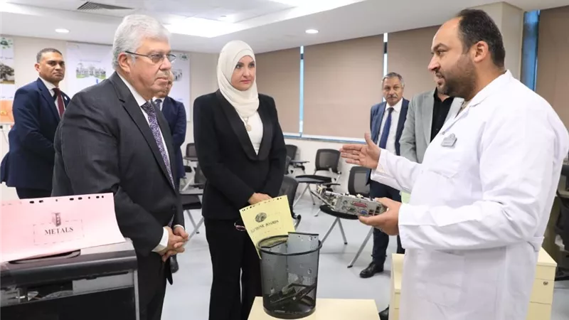 وزير التعليم العالي يتفقد معهد بحوث الإلكترونيات ويشيد بإمكاناته التقنية