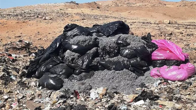 محافظ أسوان يرصد إلقاء شركة كميات من النفايات الطبية الخطرة
