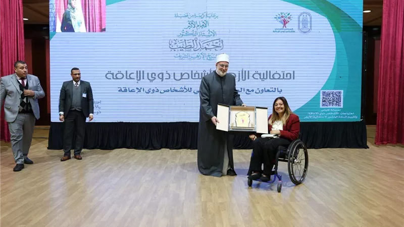 «الضويني».. يهدي درع الأزهر الشريف للمشرف العام لـ «ذوي الإعاقة»