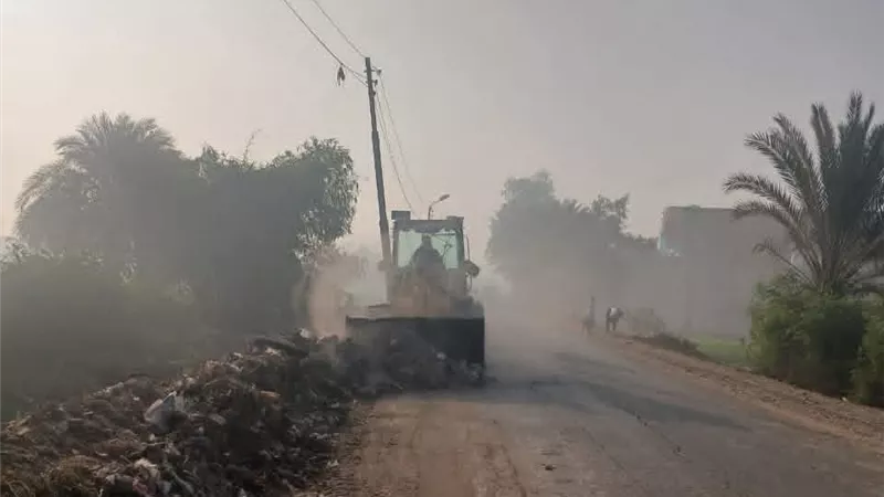 الوحدة المحلية بسمسطا ترفع المخلفات وتتابع شكاوى المواطنين لتحسين الخدمات