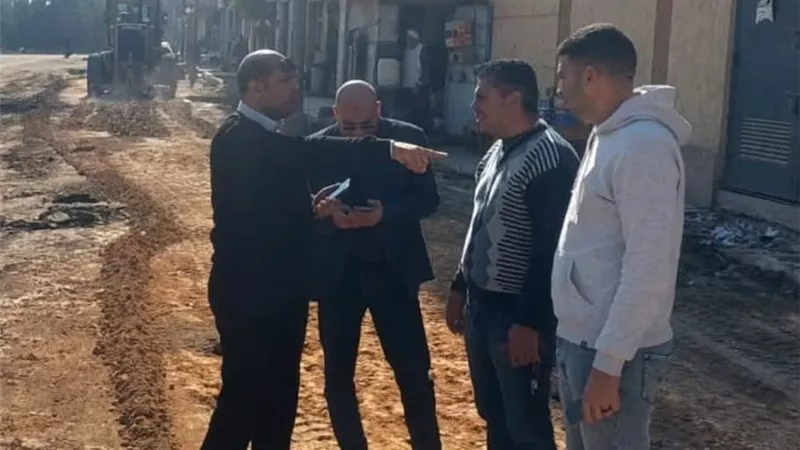 رئيس مدينة دسوق يتابع أعمال رصف طريق عمر أبو العز شارع السلخانة