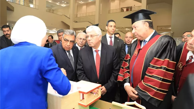 وزير التعليم العالي يشهد حفل تخريج أول دفعة من جامعة المنصورة الأهلية