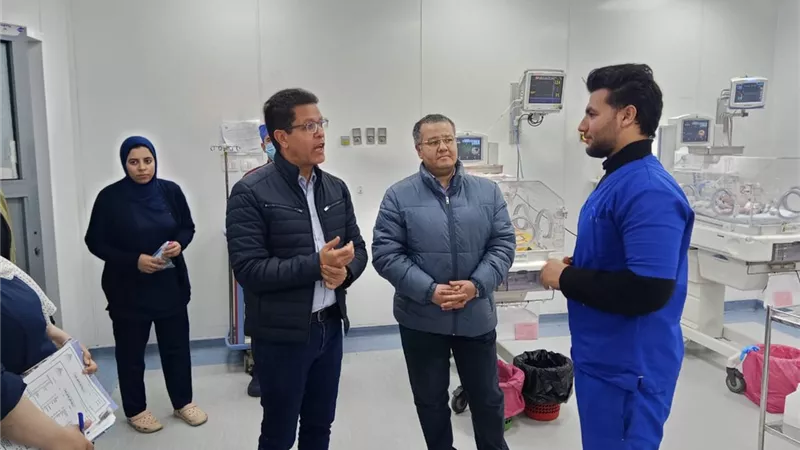 في جولة مفاجئة.. رئيس جامعة بنها يحيل طبيبين للتحقيق لهذا السبب 