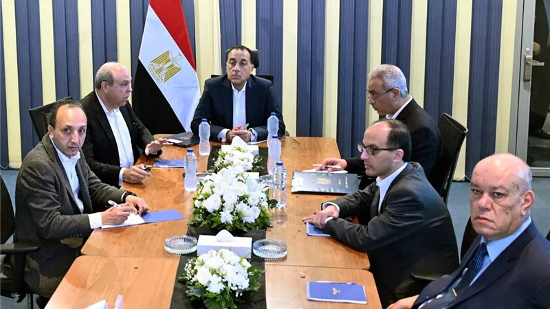رئيس الوزراء يستعرض استراتيجية تطوير مصر للطيران 