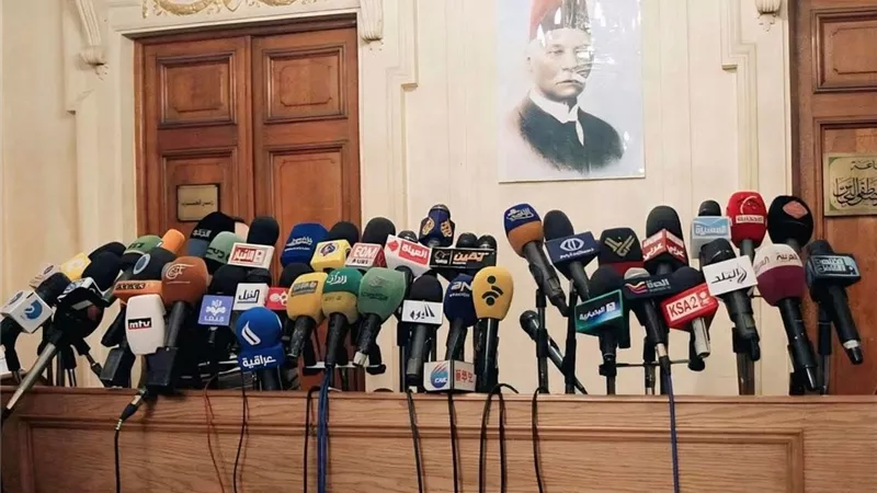 «دوشة كراسي» في «بيت الأمة».. لماذا لا يهدأ الصراع في حزب الوفد؟|تقرير