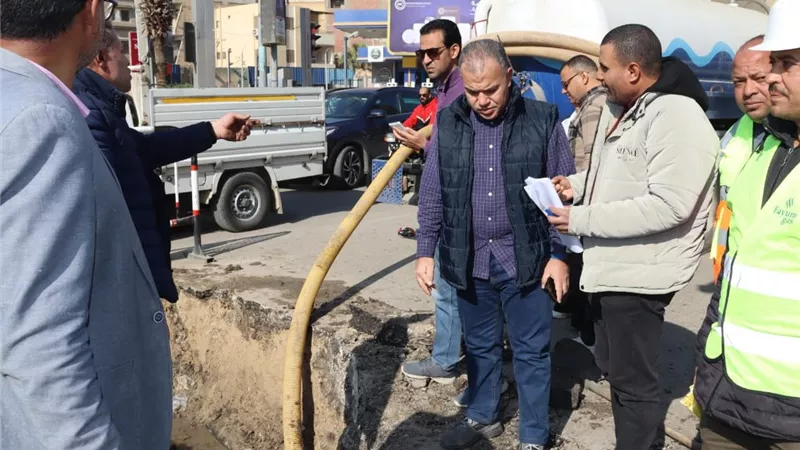 رئيس «مياه الفيوم» يتفقد أعمال إصلاح خط مياه الشرب بميدان المسلة