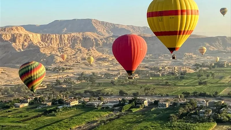 69 بالونا طائرًا تحلق في سماء الأقصر وتحمل 1700 سائح