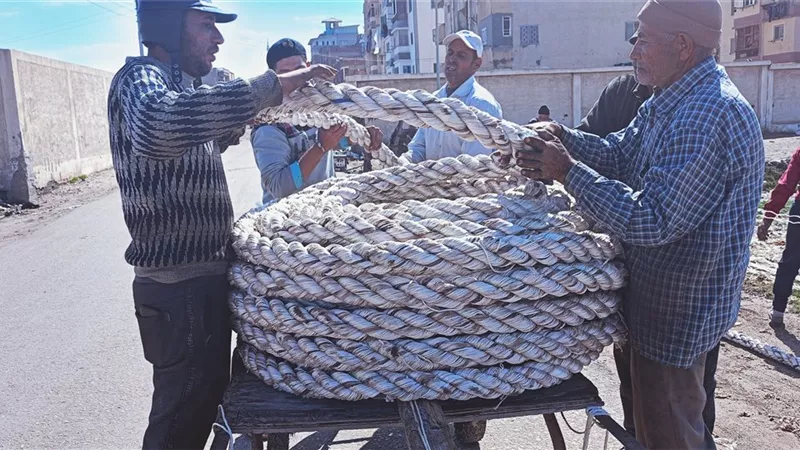 «حبال عزبة البرج».. حرفة تواجه الاستيراد وتخدم الصيد 