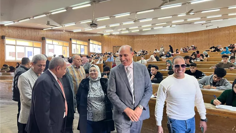 نائب رئيس جامعة الزقازيق يطمئن على تيسيرات امتحانات الطلاب ذوي الإعاقة
