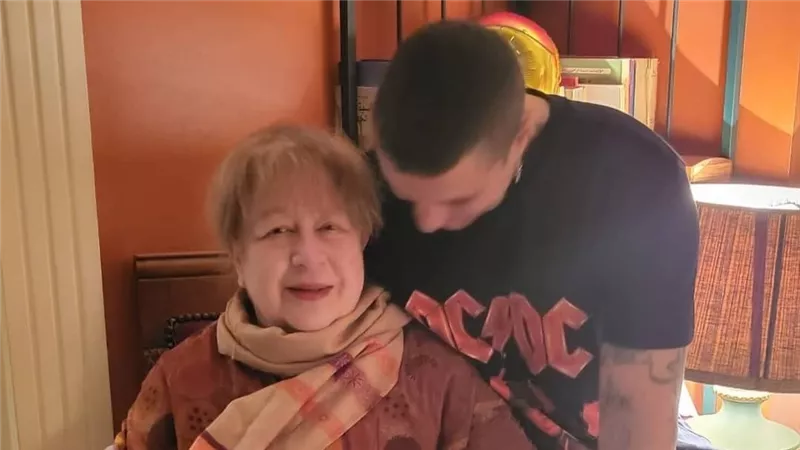 اليوم.. أحمد الفيشاوي يعود من أمريكا لتلقي عزاء والدته سمية الألفي