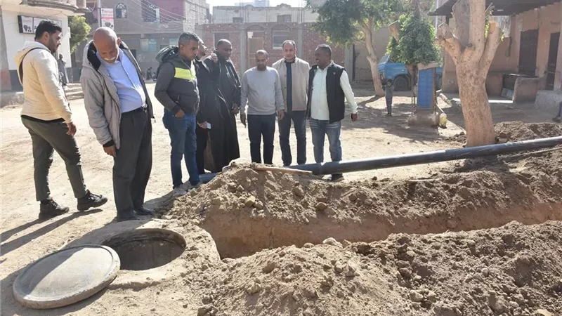 مياه الأقصر تتابع ميدانياً مشروعات الصرف الصحي المتكامل بمركز إسنا 