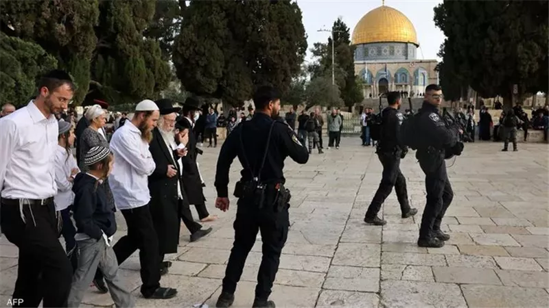 مستوطنون إسرائيليون يقتحمون باحات المسجد الأقصى في حماية شرطة الاحتلال