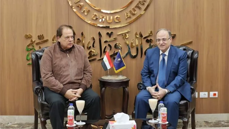 رئيس هيئة الدواء يبحث مع محمد أبو العينين آفاق الاستثمار في قطاع الدواء