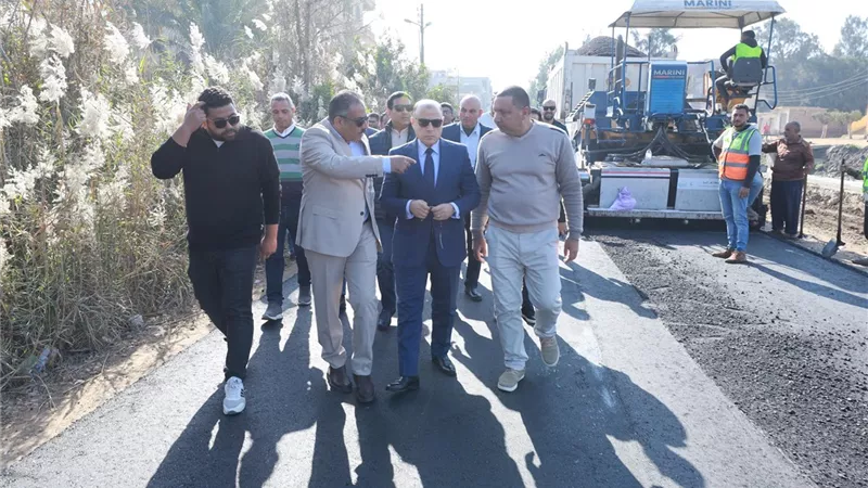 محافظ كفرالشيخ يتفقد أعمال الرصف بطريق كوبري الزاوية–الفيروز بالرياض