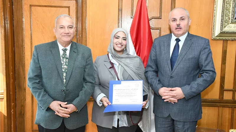 جامعة قناة السويس تسلم روميدا شهادة لفوزها بمسابقة الغناء بالصينية