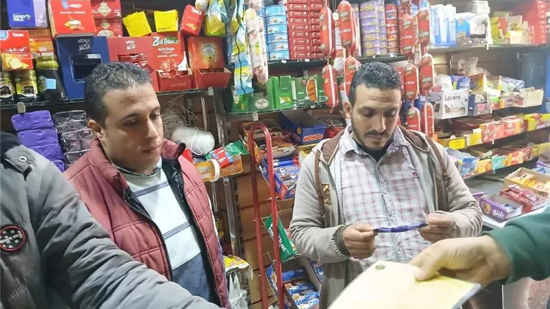 رئيس مدينة سيدي سالم بكفر الشيخ يتابع حملة تموينية على الأسواق.. صور 