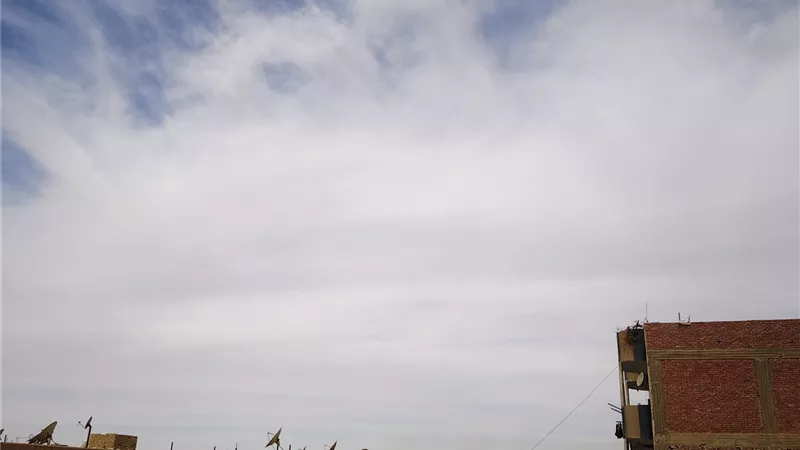 درجات حرارة منخفضة وغطاء من السحب الكثيفة بسماء الوادى الجديد