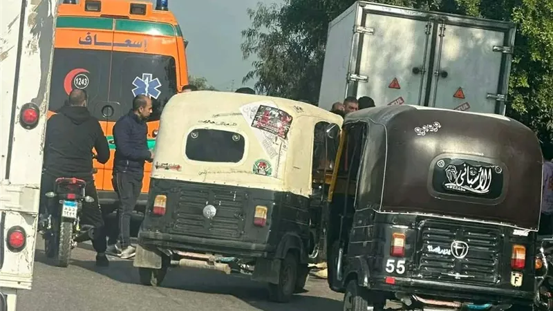 إصابة شخصين في تصادم سيارة ربع نقل وتوك توك بطريق المنصورة