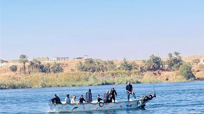 فريق المسطحات المائية يكثف جهوده لمحاولة انتشال جثة غريق بأسوان