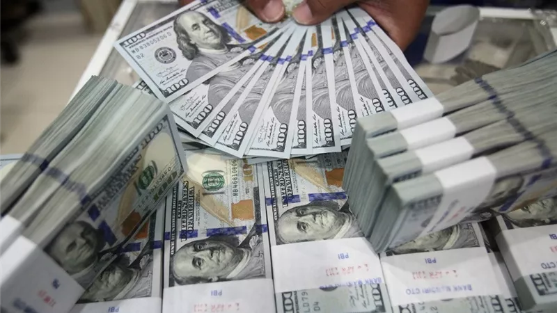 الدولار يتماسك عند 47.5 جنيه.. استقرار مثير في البنوك المصرية اليوم