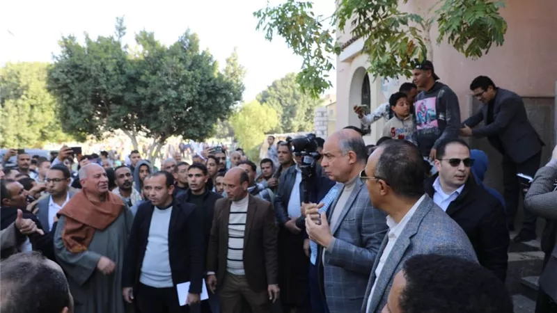 المحافظ يكتب بيده.. لفتة إنسانية من اللواء كدواني تنهي معاناة مواطنة 
