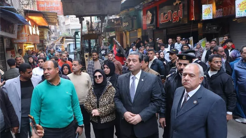 محافظ دمياط يقود حملة مكبرة لرصد المخالفات وتحقيق الانضباط بمحور السيالة