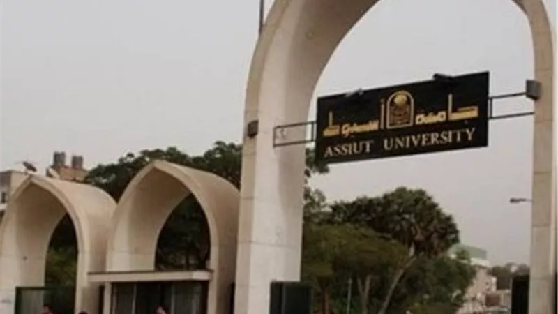 جامعة أسيوط تعلن فتح باب الترشح لجائزتي أفضل رسالة ماجستير وأطروحة دكتوراه