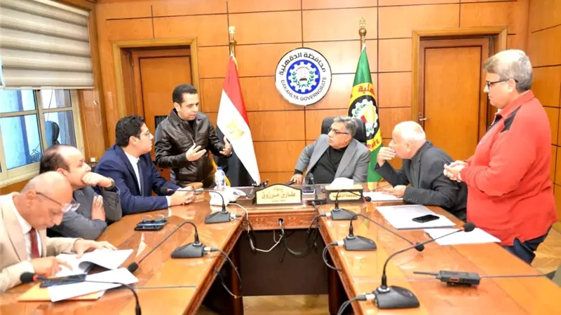محافظ الدقهلية يبحث حلول أزمة الصرف الصحي بقرية دنجواي