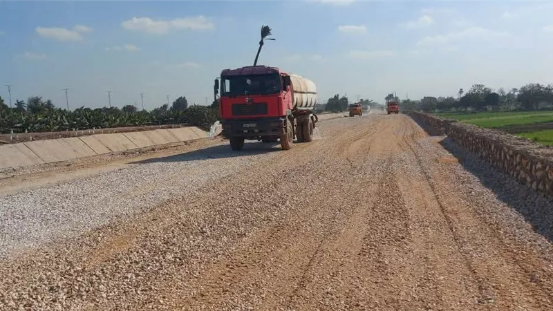الجيزة.. تطوير ورصف طريق ترعة الزمر بمنشأة القناطر| فيديو