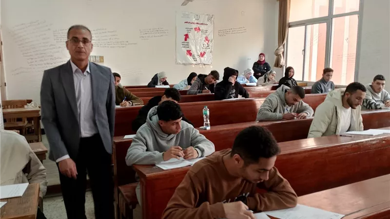 عميد «آداب المنوفية» يتفقد لجان امتحانات الفصل الدراسي الأول 