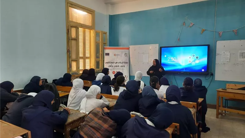 شكاوي المرأة ينظم ندوات توعوية بمخاطر العالم الرقمي | صور