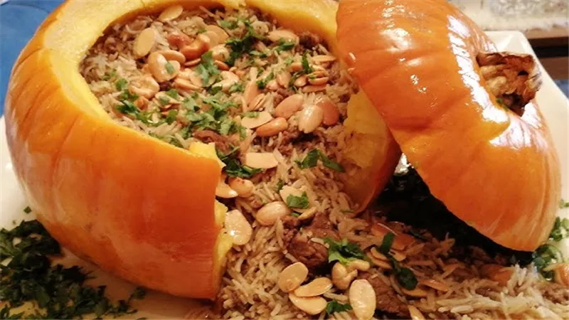 طريقة عمل الأرز البني بالقرع العسلي والزعتر.. طبق شتوي دافئ ومغذي