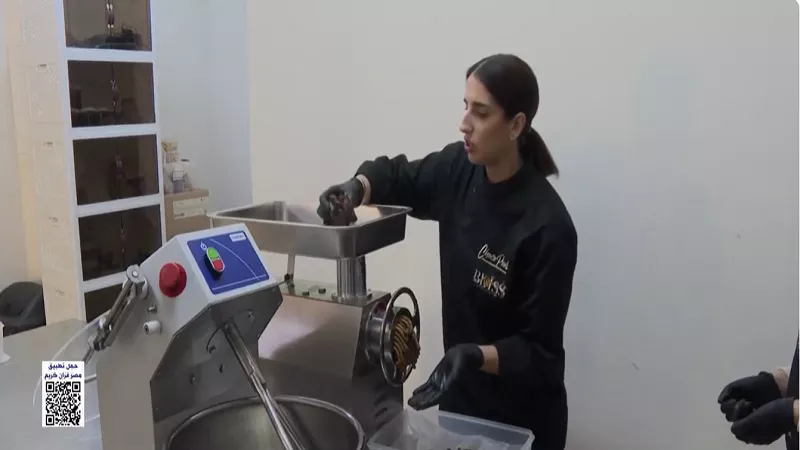 «شوكولاتة الفرح من بيت لحم».. قصة ماريا خوري وصناعة الأمل في الأعياد|فيديو
