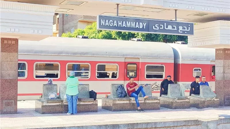 البدء في تطوير إِشارات وسكك محطة نجع حمادي| مستند