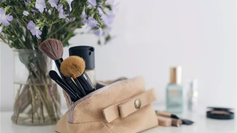 4 مستحضرات تجميل أساسية في حقيبتك الخاصة
